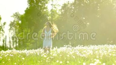 美丽的女孩<strong>奔跑</strong>，在太阳日落的夏日蒲公英田野上玩得很开心。 <strong>自由</strong>健康幸福。 年轻快乐