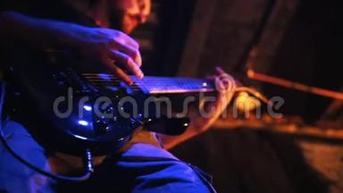 吉他手站在舞台上的紫外线下弹吉他