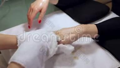 医生在擦洗和按摩后用湿毛巾擦手给病人。