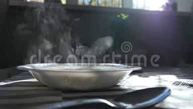 鸡面汤-肉汤。 传统鸡汤放在碗里。 从一碗汤里蒸出来