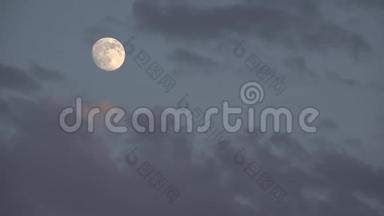 乌云中的满月在天空中升起，黄昏的光景，黄昏的背景