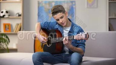 开朗的白种人少年弹吉他，享受最喜欢的爱好，休闲