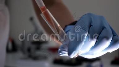 实验室技术人员在离心血液试管中快速注入