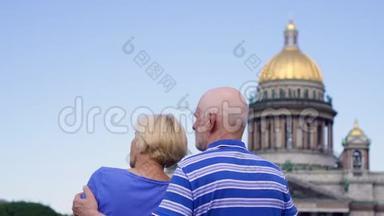 圣艾萨克`大教堂附近的老夫妇。 养老金领取者在俄罗斯圣彼得堡旅行