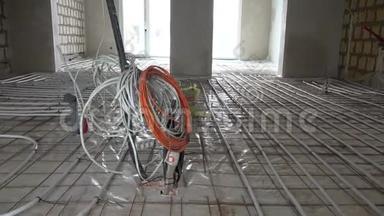 混凝土铺设前的电线安装和地暖系统管