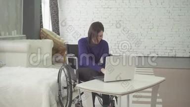 一位年轻貌美的残疾妇女坐在轮椅上，在、在远程工作的年轻漂亮残疾妇女的画像