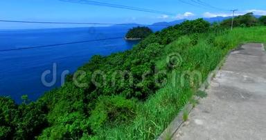 蓝色的大海和美妙的风景。 安格拉·多斯·里斯海，巴西<strong>里约</strong>热内卢州。 奇妙的海洋和道路。