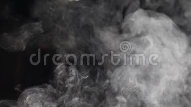 白色烟雾在黑色背景下缓慢运动的特写。 高清高清
