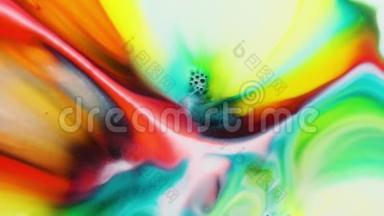 彩虹涂料在水中反应，创造奇妙的背景。 流体艺术。