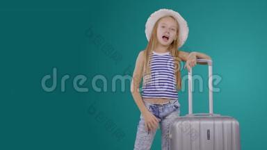开朗的女孩旅行博主带着旅行箱邀请绿色背景旅行