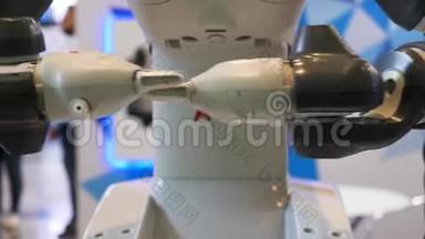 高科技，自动化机器人在世博会上移动双手，<strong>展示</strong>了各国的<strong>成就</strong>。 媒体。 关闭