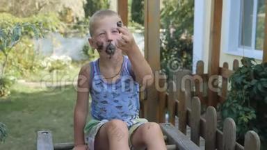 孩子吃<strong>冰淇淋</strong>。 男孩用食物弄脏了他的脸。 孩子吃的是黑华夫饼<strong>冰淇淋</strong>。