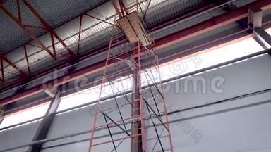 天花板工业机库或仓库.. 吊顶高，金属施工严重.. 建造过程