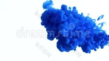 蓝色油漆<strong>墨水</strong>滴在水中慢动作视<strong>频</strong>与复制空间。 英气云在水下旋转。 摘要