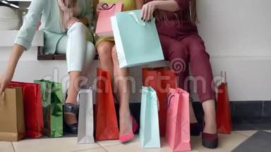 许多时尚女孩手中的购物包考虑在折扣季节从昂贵的商店购买。