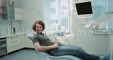 他坐在一家<strong>牙</strong>科诊所里，一位可<strong>爱</strong>的、有魅力的卷发、笑容满面的男士预约了他的<strong>牙</strong>医