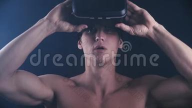 肌肉男用VR耳机或虚拟现实眼镜获得<strong>体验</strong>，站在黑暗中，周围有烟雾