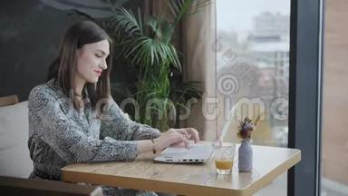 年轻女子在键盘上打字，聊天，写博客。 自由职业者在现代合作中的上网本工作。 <strong>成功人士</strong>