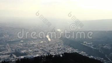 美丽的第比利斯的空中镜头，从<strong>电视</strong>塔后面的山上，4k