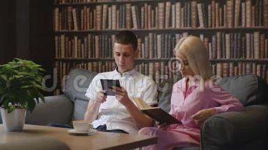一对夫妇在咖啡厅阅读电子图书和<strong>实物</strong>印刷书