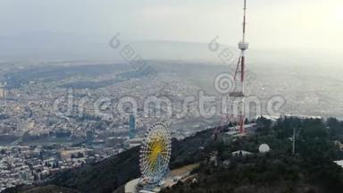 美丽的空中拍摄第比利斯与<strong>电视</strong>塔和摩天轮在一座山，4k