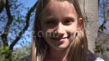 儿童在公园户外玩耍爬树，笑小女孩肖像4K