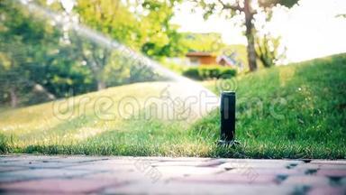 采用不同喷头的自动灌溉系统，在炎热的夏季傍晚给花园和绿草草坪浇水
