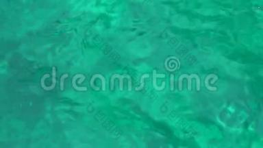 清澈湛蓝的海水.. 给了一个绿色的色调。 小浪上阳光的刺眼..