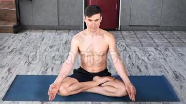 职业瑜伽男练瑜伽在莲花位置在垫子全射