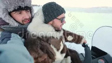 <strong>喜笑颜开</strong>的两个人乘坐雪上摩托在北极兜风..