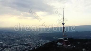 从<strong>电视</strong>塔后面俯瞰第比利斯，空中拍摄4k