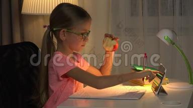 儿童使用平板电脑学习，女孩<strong>写作业</strong>夜间上网使用4K