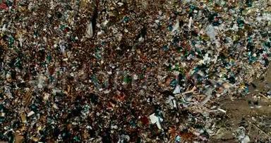 一个巨大的垃圾场人们整理垃圾<strong>填埋场</strong>里的垃圾。 海鸥飞过垃圾顶部的废墟。