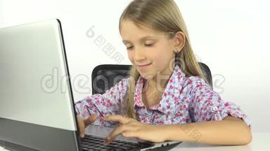 4孩子玩笔记本电脑，女孩学习电脑，肖像孩子学习学校