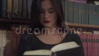 一个严肃的年轻学生的画像，她的妆容鲜艳，在图书馆<strong>书架前看书</strong>