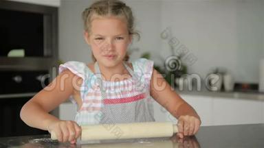 可爱的小女孩帮助烹饪。 她`厨房的女<strong>主人</strong>。 烹饪给她带来很多乐趣。