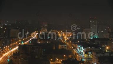 <strong>一座</strong>城市的灯光和汽车在道路上行驶。 现代建筑的夜灯。 从酒店阳台上观看。 时间