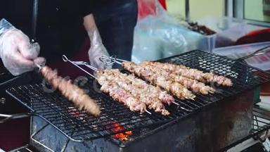 烤肉，街头食物。亚洲街头市场烤鳄鱼肉串烧烤异国风味食品。