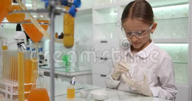 学校实验室儿童化学实验，科学4K班学生女孩