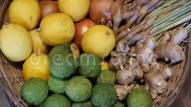 篮子里有水果和蔬菜。 在靠近木墙的地板上放置各种柠檬和蔬菜的编织篮子