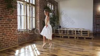 年轻的<strong>芭蕾</strong>舞演员在一扇大窗户和红砖的背景下，穿着尖角鞋和<strong>芭蕾</strong>舞裙表演古典<strong>芭蕾</strong>