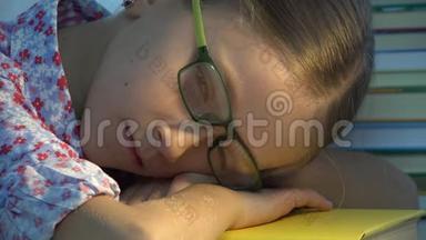 戴眼镜的孩子睡觉，眼睛疲劳的女孩肖像，阅读太多，孩子在学习