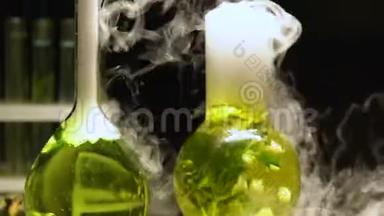 烧瓶中的化学液体在黑暗背景下沸腾，释放烟雾，提取