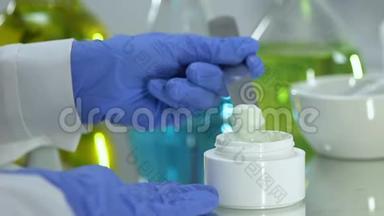 美容实验室化验员抽取乳糜样品，有机皮肤科化妆品生产