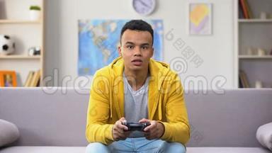 <strong>沉迷</strong>于游戏的非裔美国青少年赢得电脑游戏，拖延症