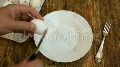 自制厨房。 厨师用餐刀把鸡蛋打碎.