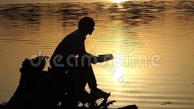 年轻人在斯洛莫的一个美丽的湖岸上<strong>看戏</strong>
