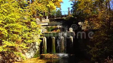 乌克兰乌曼索菲夫斯基公园的佛蒂迪石窟和一座风景雕像