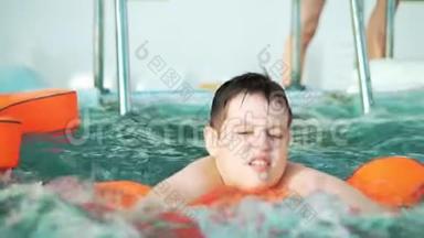 快乐的小男孩在<strong>按摩</strong>浴缸里的摄像机上游泳。