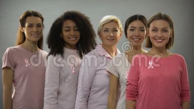 穿<strong>粉色</strong>衣服和缎带的<strong>微</strong>笑妇女，乳腺癌意识标志